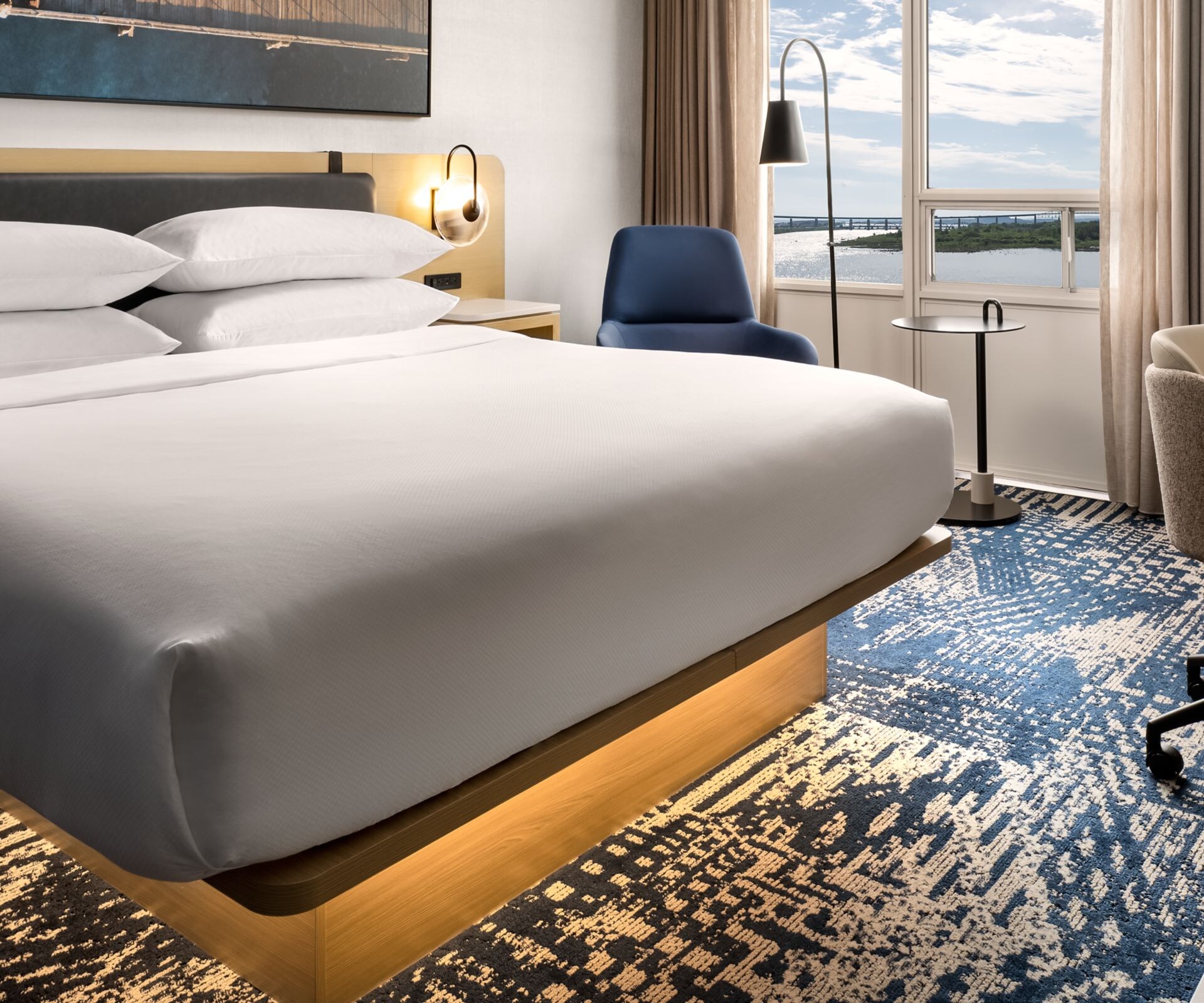 Chambre avec lit king size et vue mer