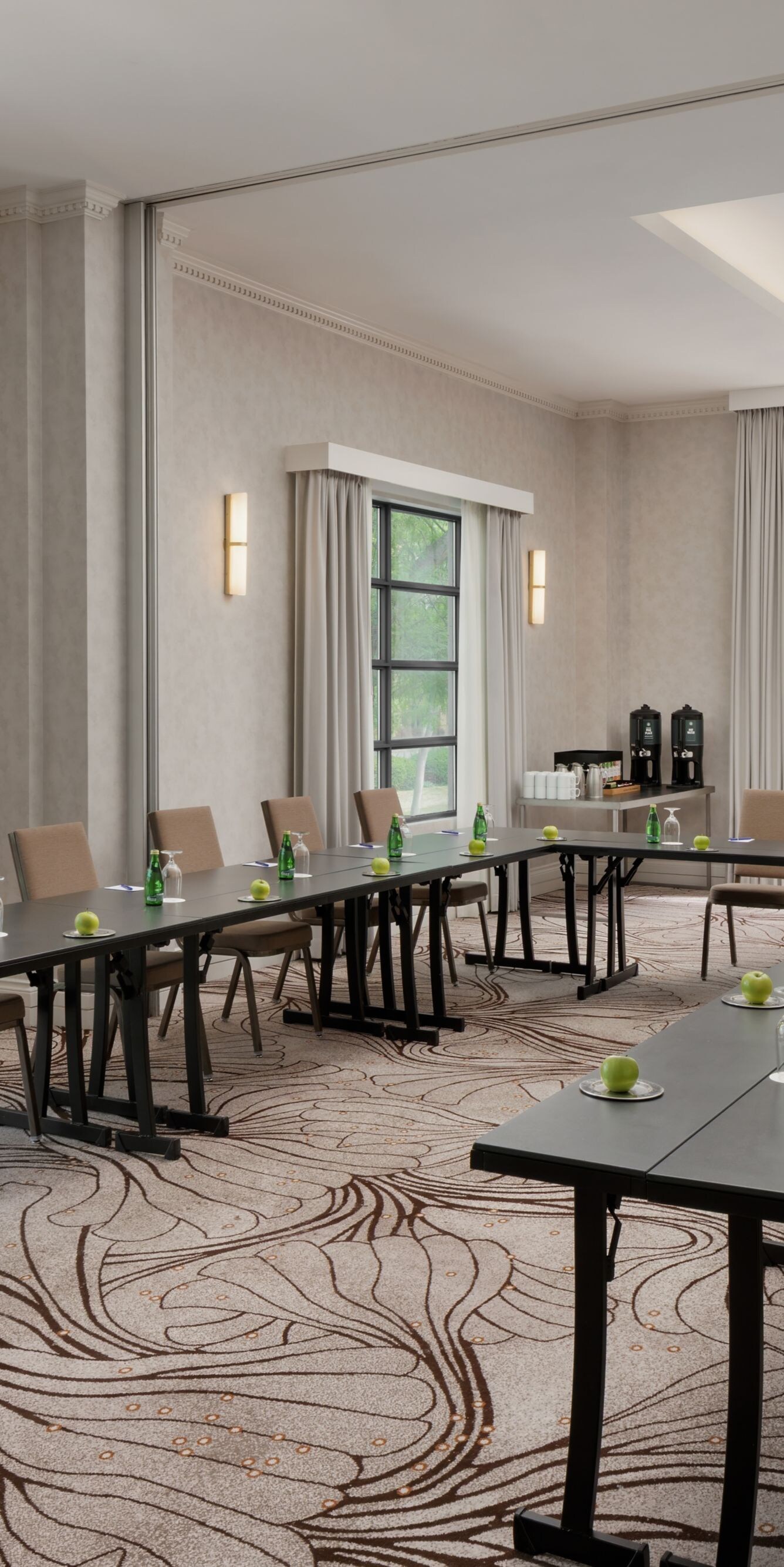 Meeting room with U-shape set up