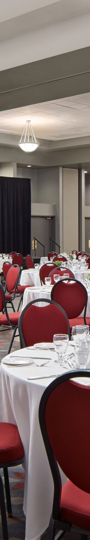 Des fleurs sur une table de réception dans une salle de réunion
