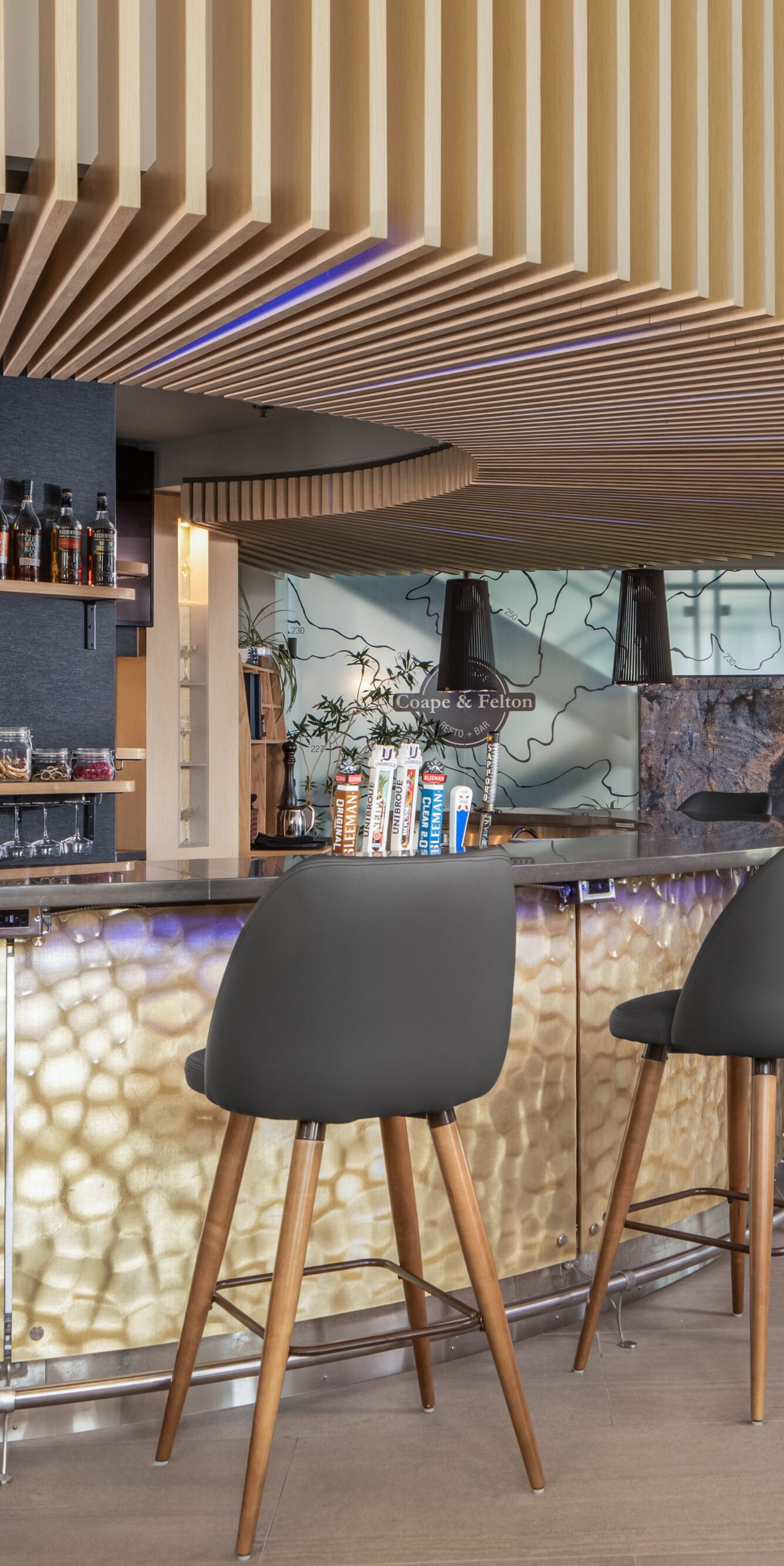Bar d'hôtel moderne avec sièges hauts