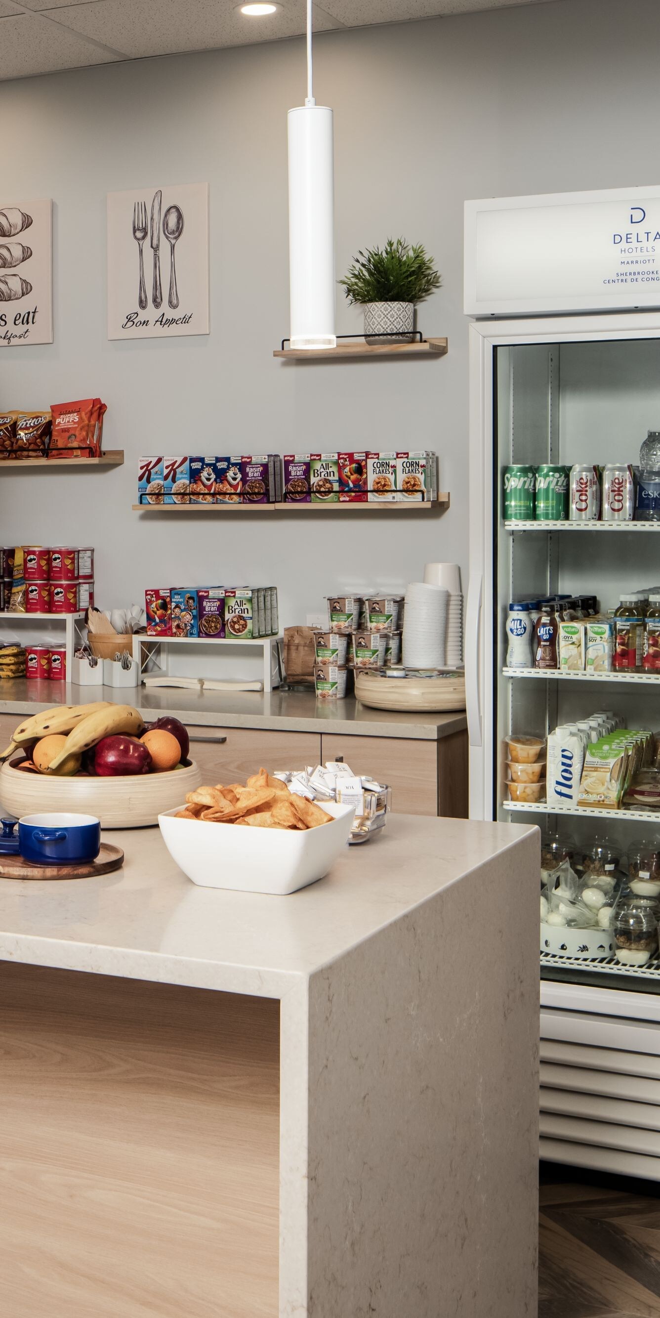 Épicerie d'en-cas avec rafraîchissements et réfrigérateur