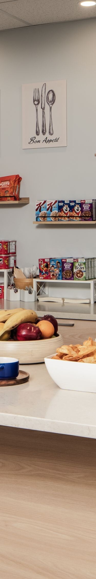 Épicerie d'en-cas avec rafraîchissements et réfrigérateur