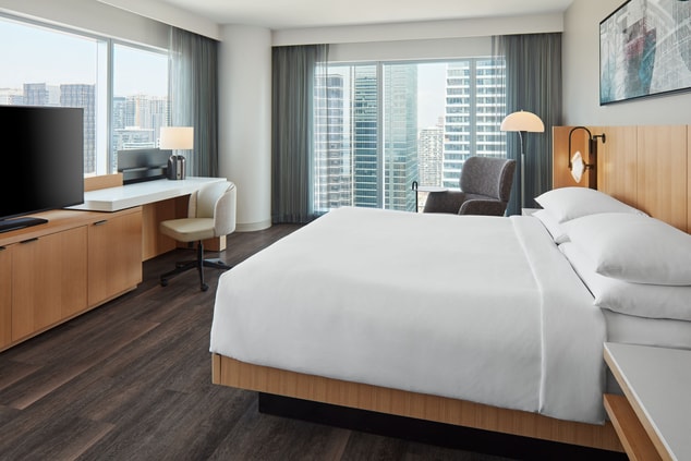 1 King CN Tower View - Guestroom