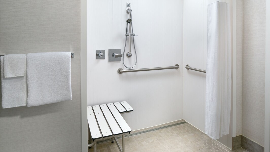 バリアフリーバスルーム - 車椅子用シャワー