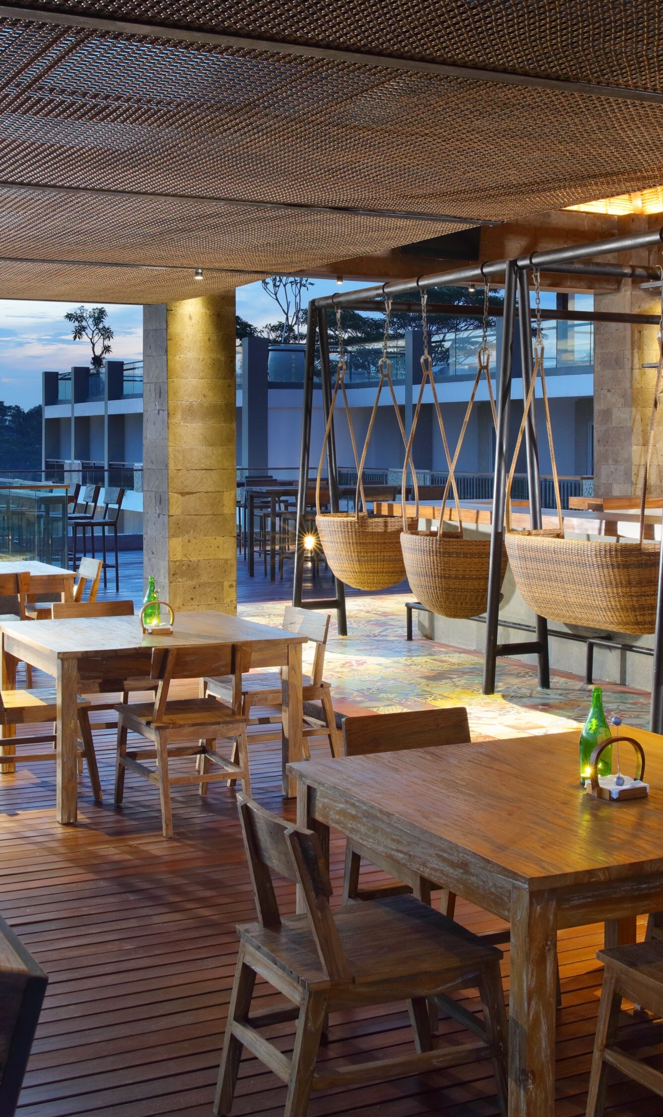Kursi Ayun di Bar Atap Restoran Ubud Bali