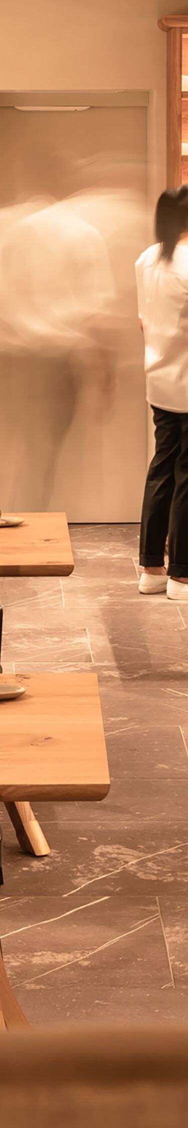 Tische und Stühle in einem Restaurant
