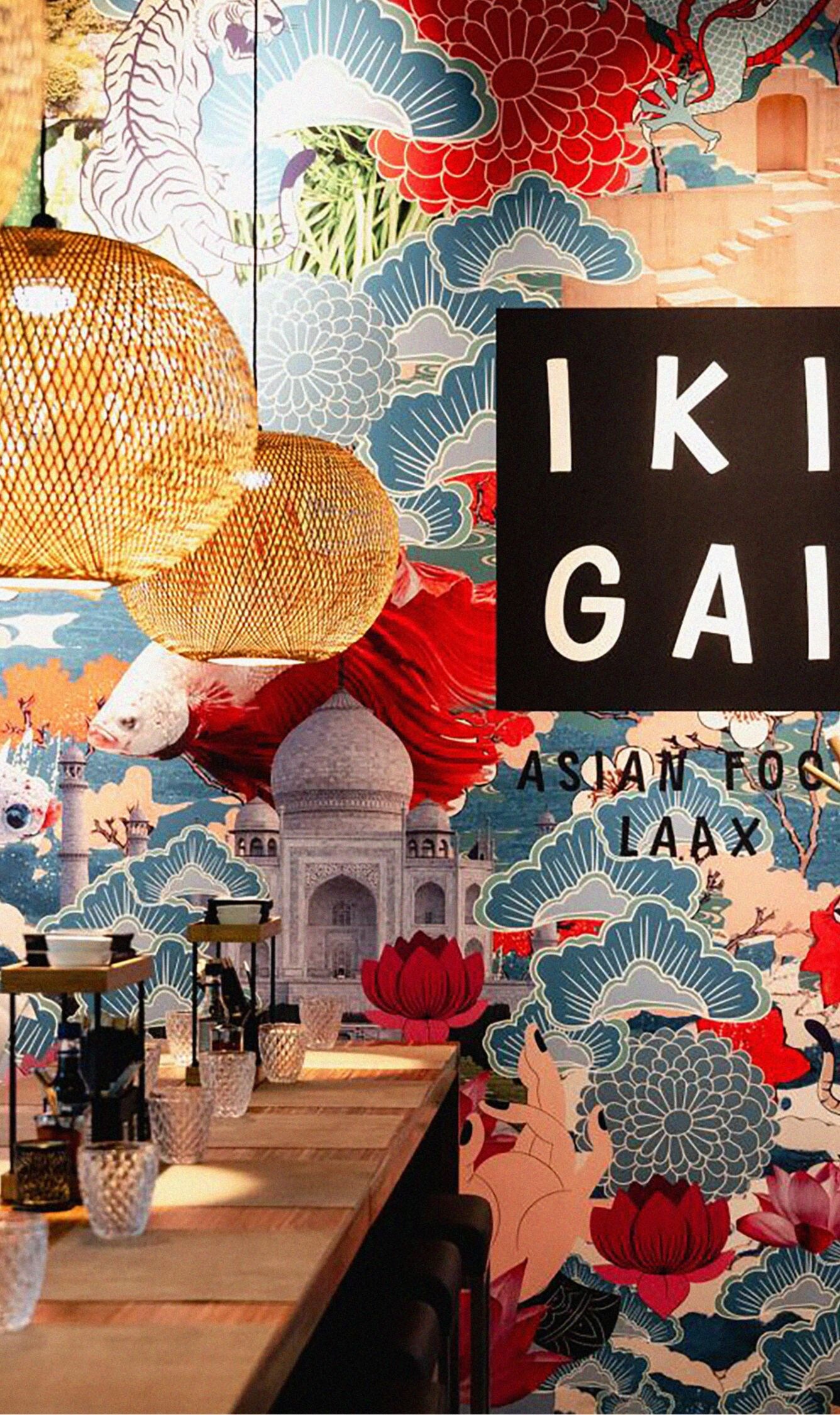 Ristorante Ikigai, decorazioni colorate e murale