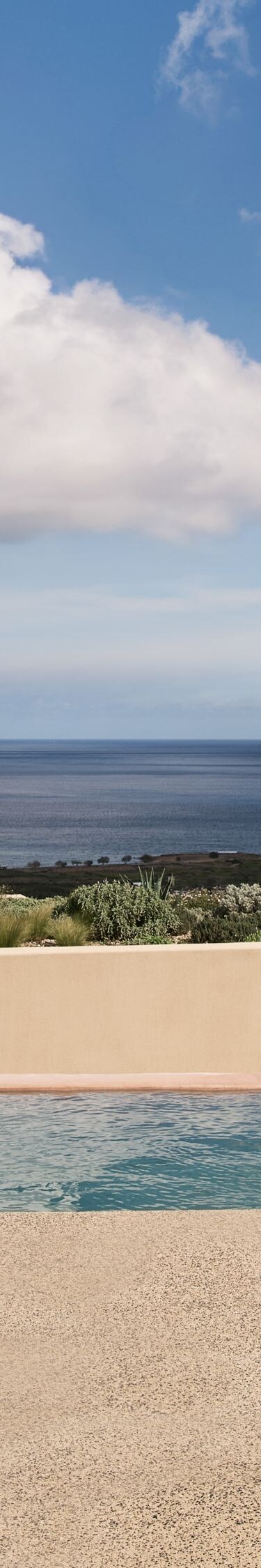 Αψιδωτή βεράντα με θέα στην πισίνα και στη θάλασσα
