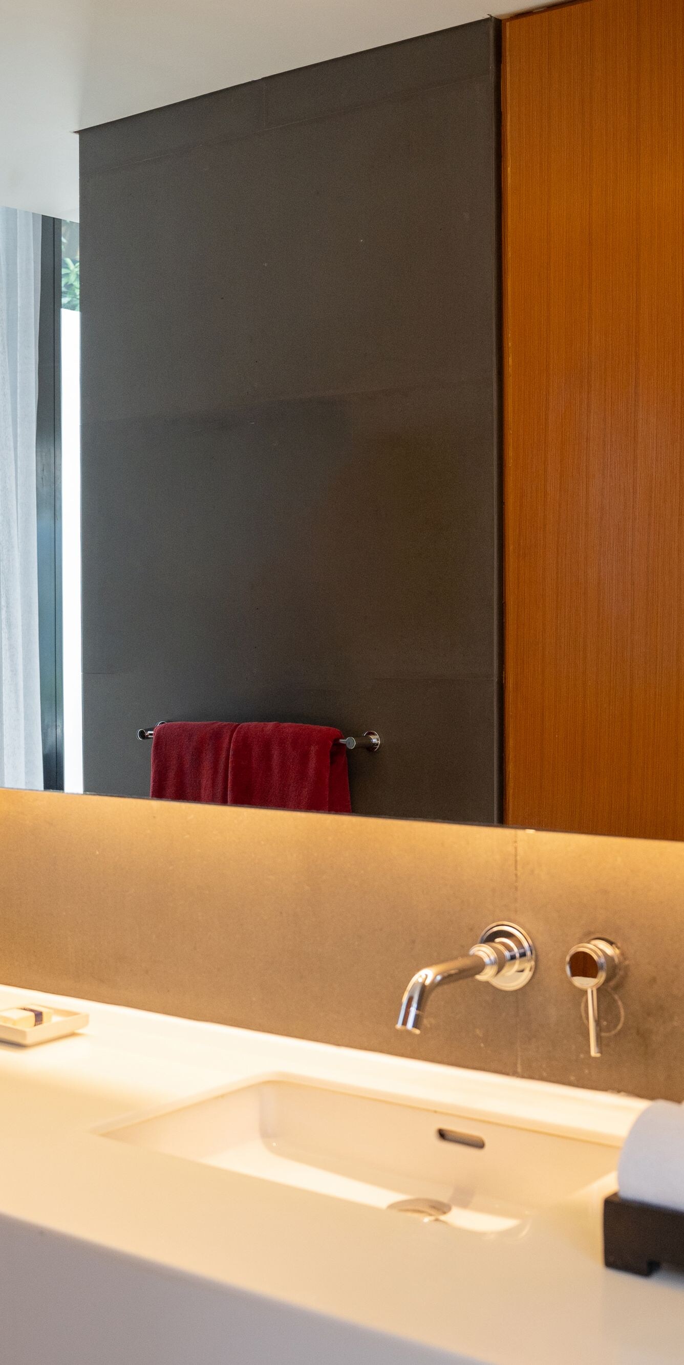 Double vanity with mirror and neatly arranged towe