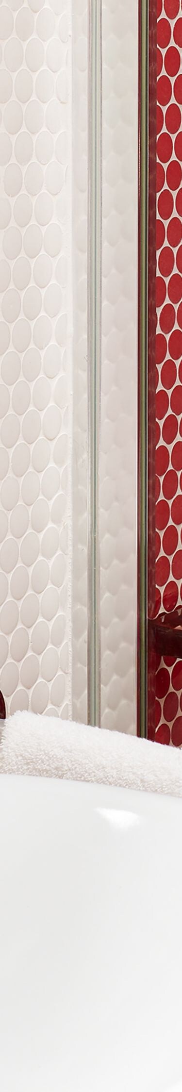 Ducha hexagonal de azulejos rojos 