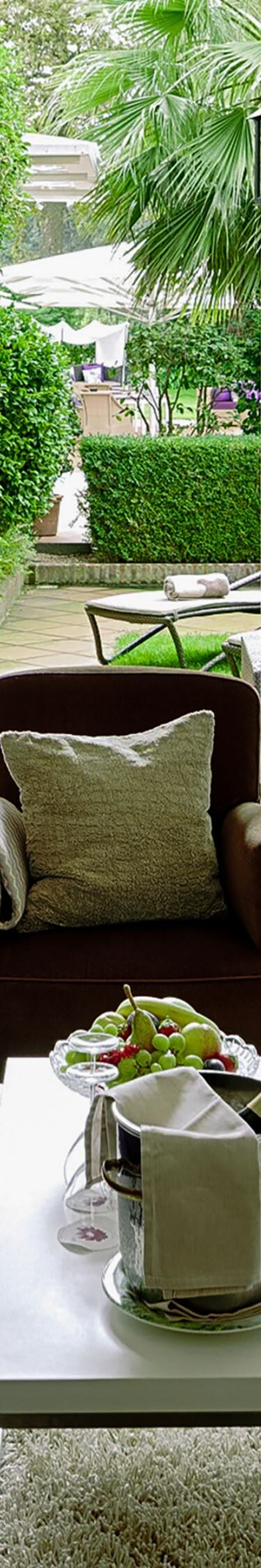 Wohnzimmerbereich einer Hotelsuite mit Sofa und Blick auf die Terrasse