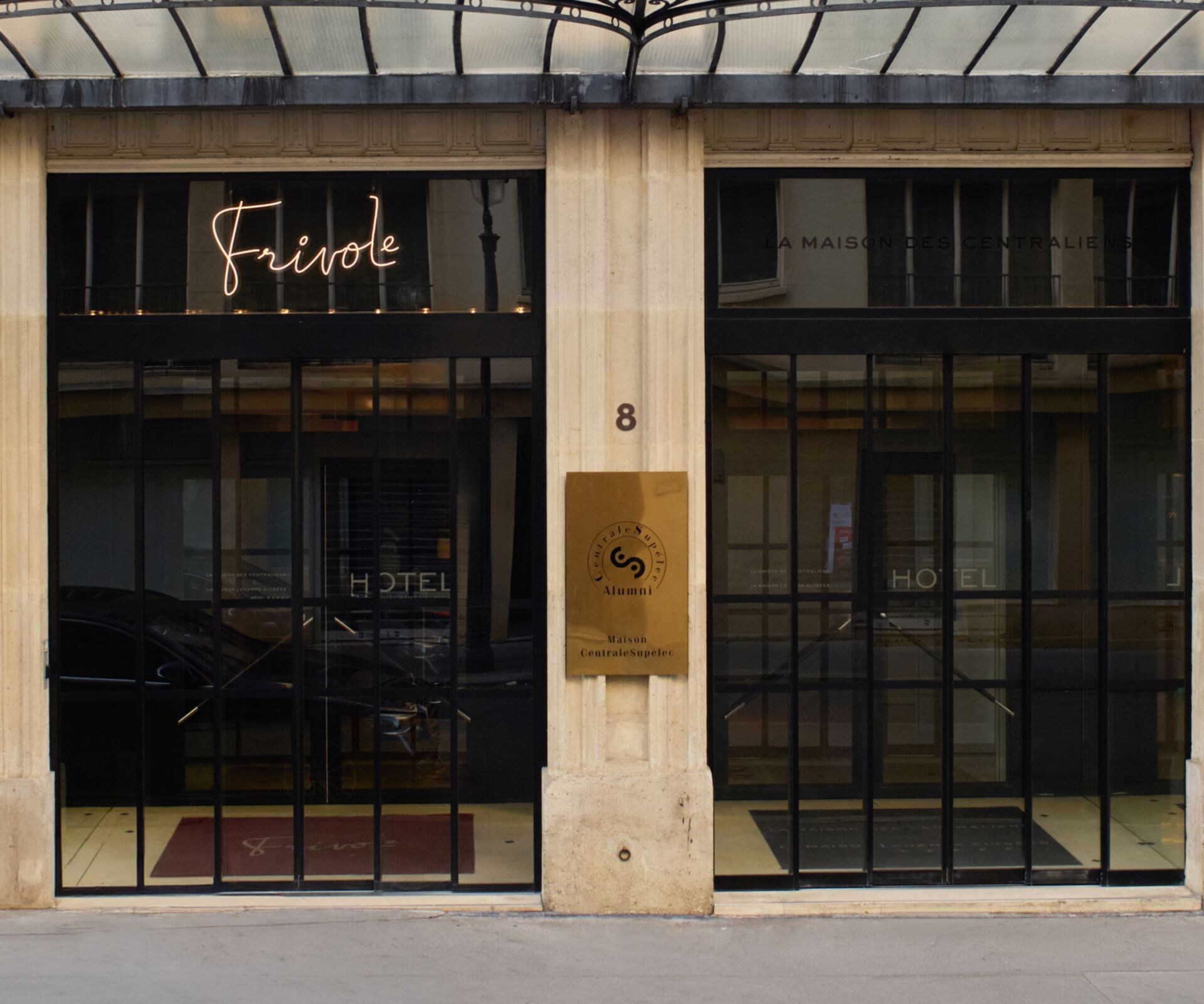 Entrée d'hôtel parisien avec auvent travaillé et façade