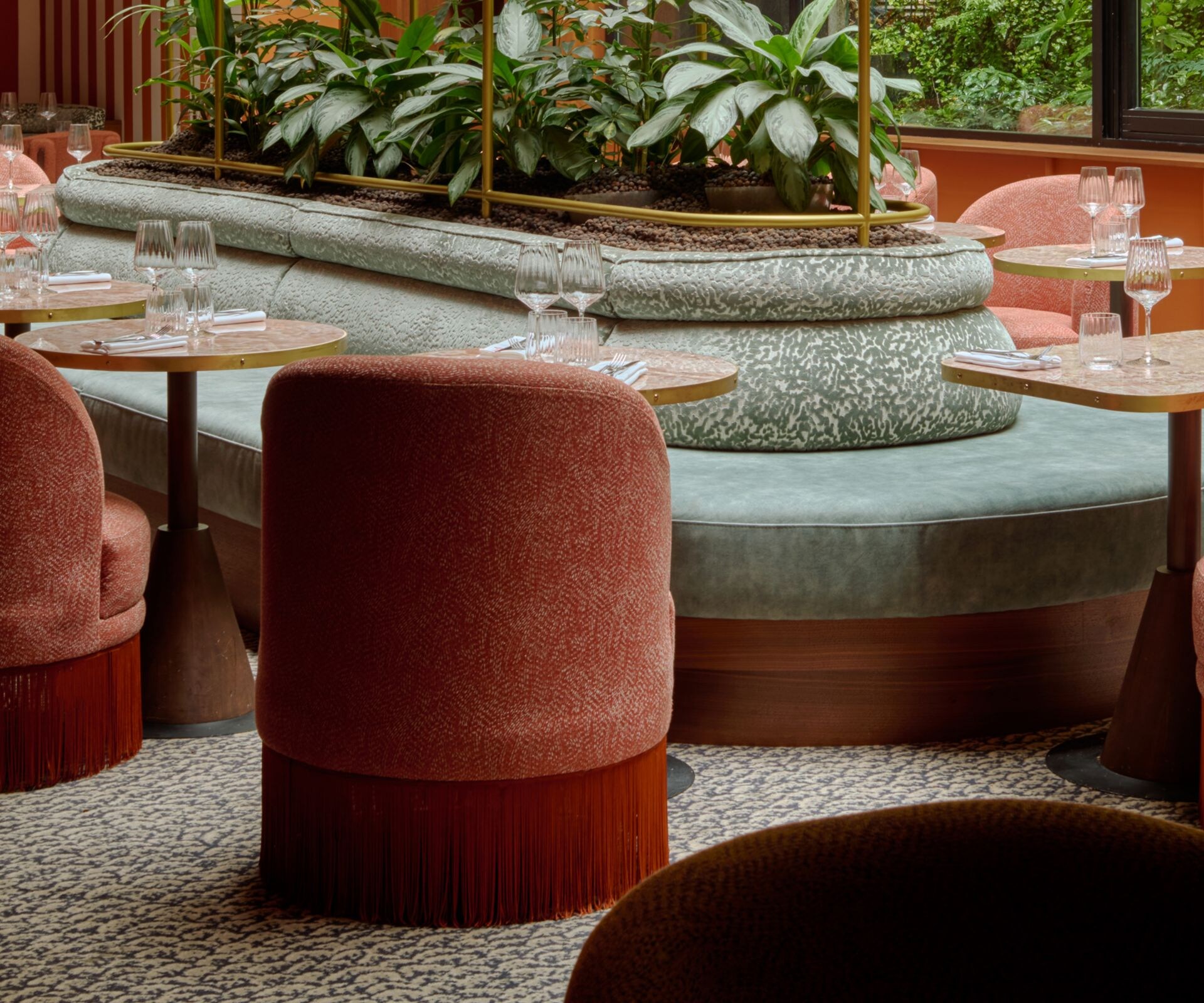 Sièges au restaurant autour de la jardinière centrale 