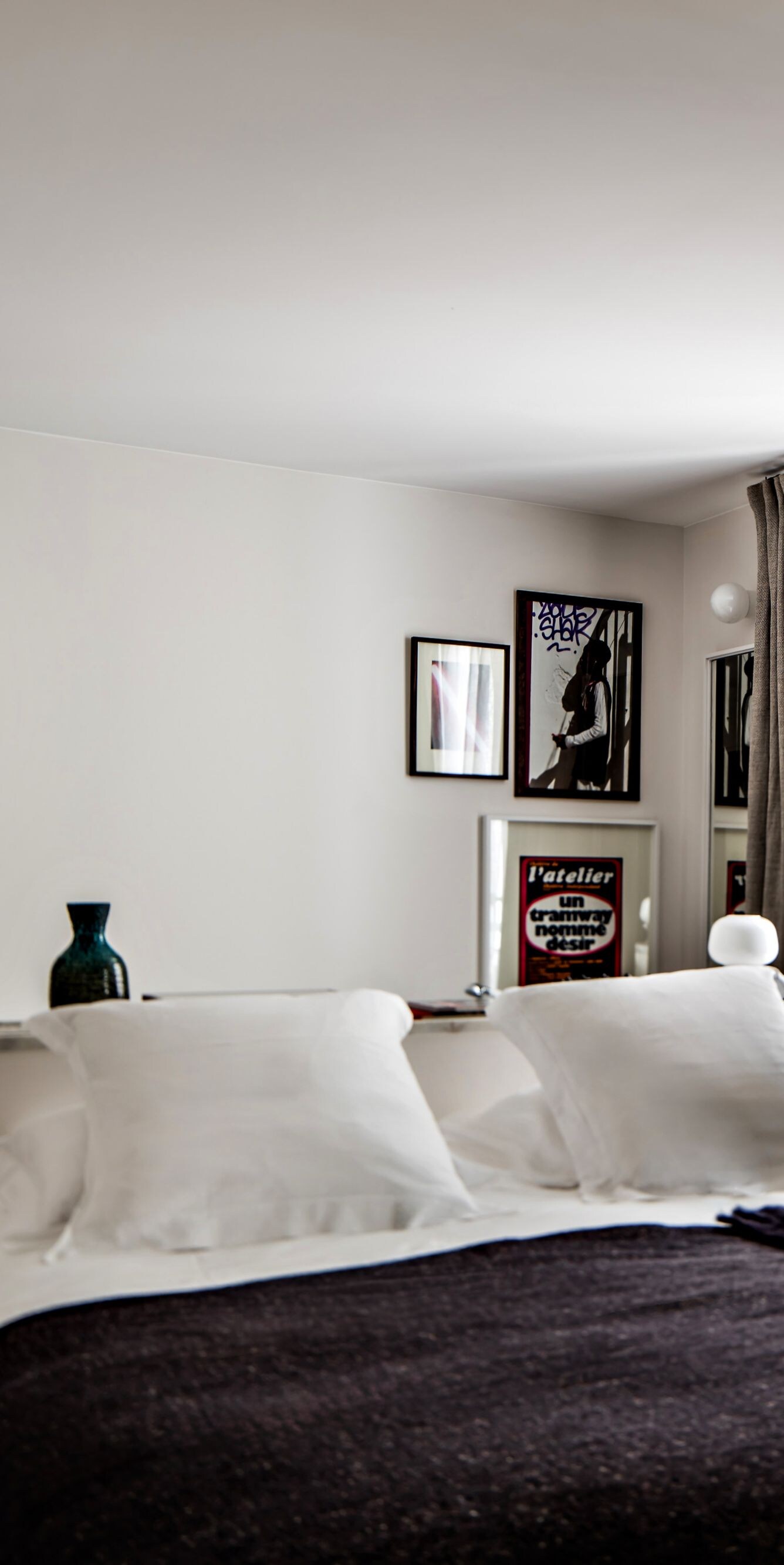  Bed in contemporary guest room