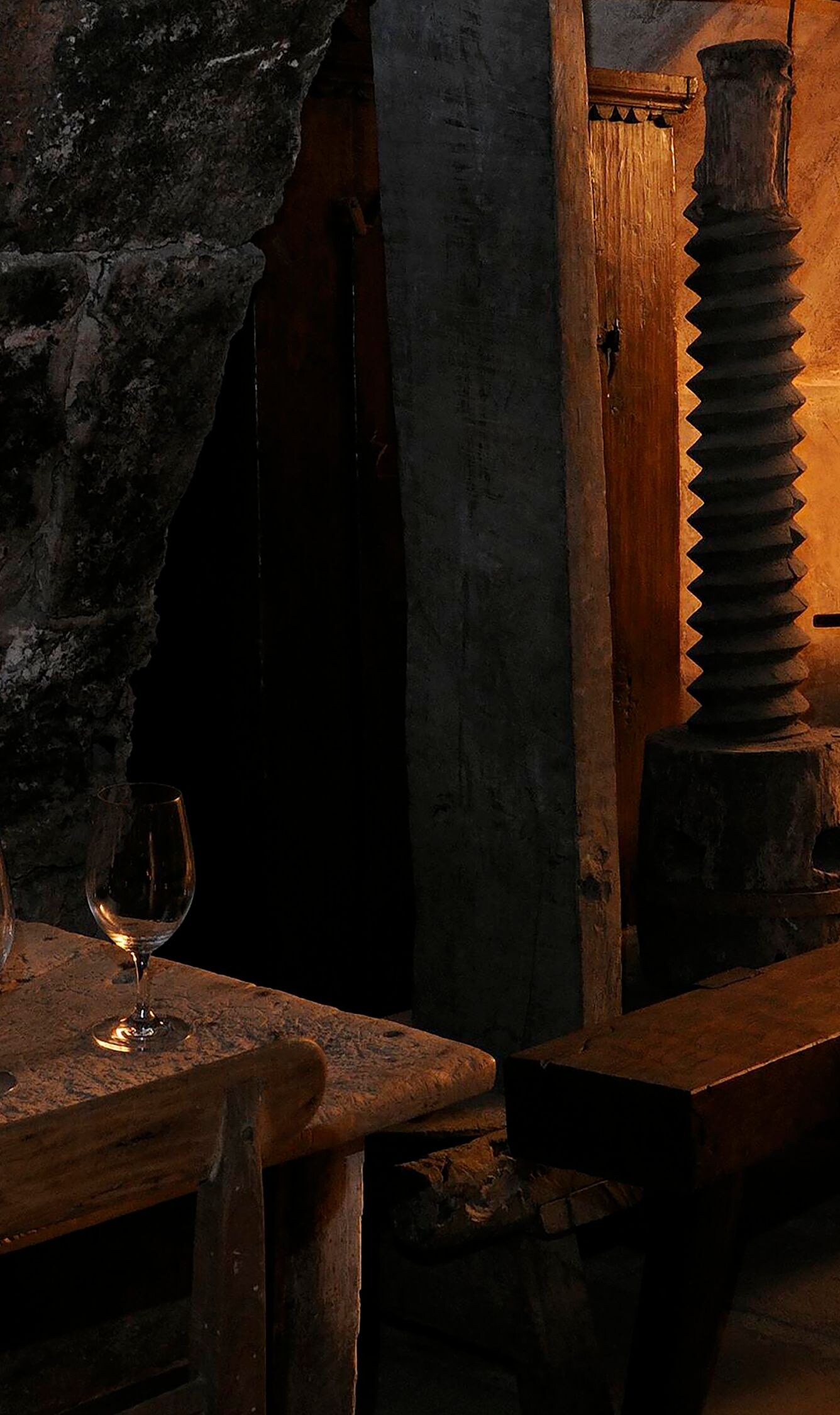 Sala da pranzo in cantina in stile rustico, con tavolo in legno