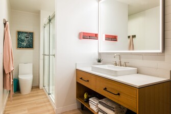 King Deluxe Courtyard Guest Room - Bathroom