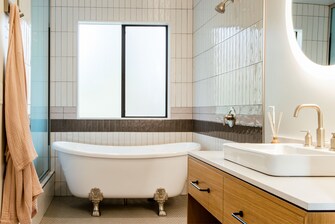 Spa Cottage Bathroom - Bathtub
