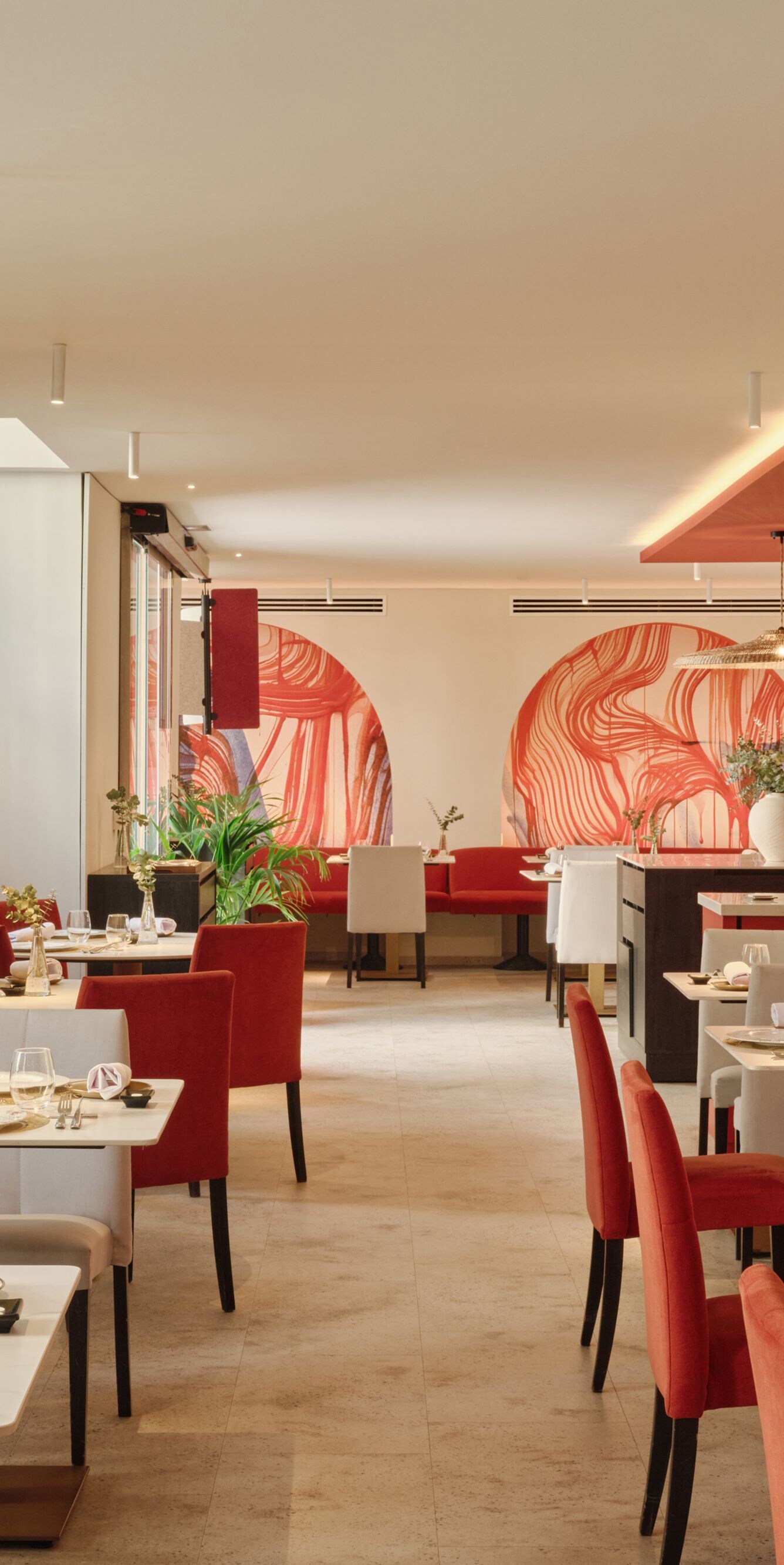 Moderno comedor de restaurante con toques en rojo