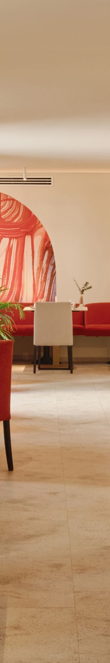 Moderno comedor de restaurante con toques en rojo