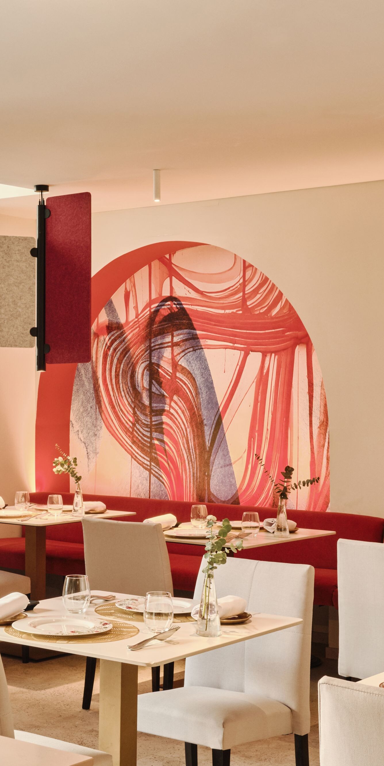 Moderno comedor de restaurante con toques en rojo