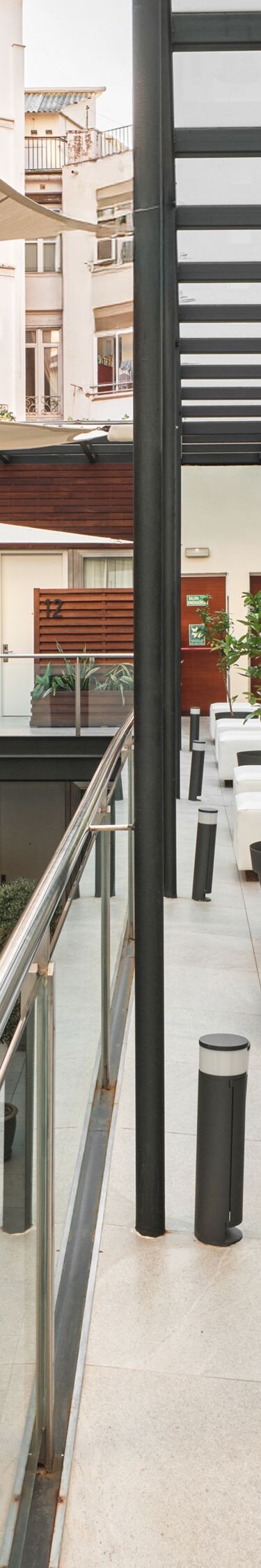 Patio moderno con asientos y una pasarela de cristal