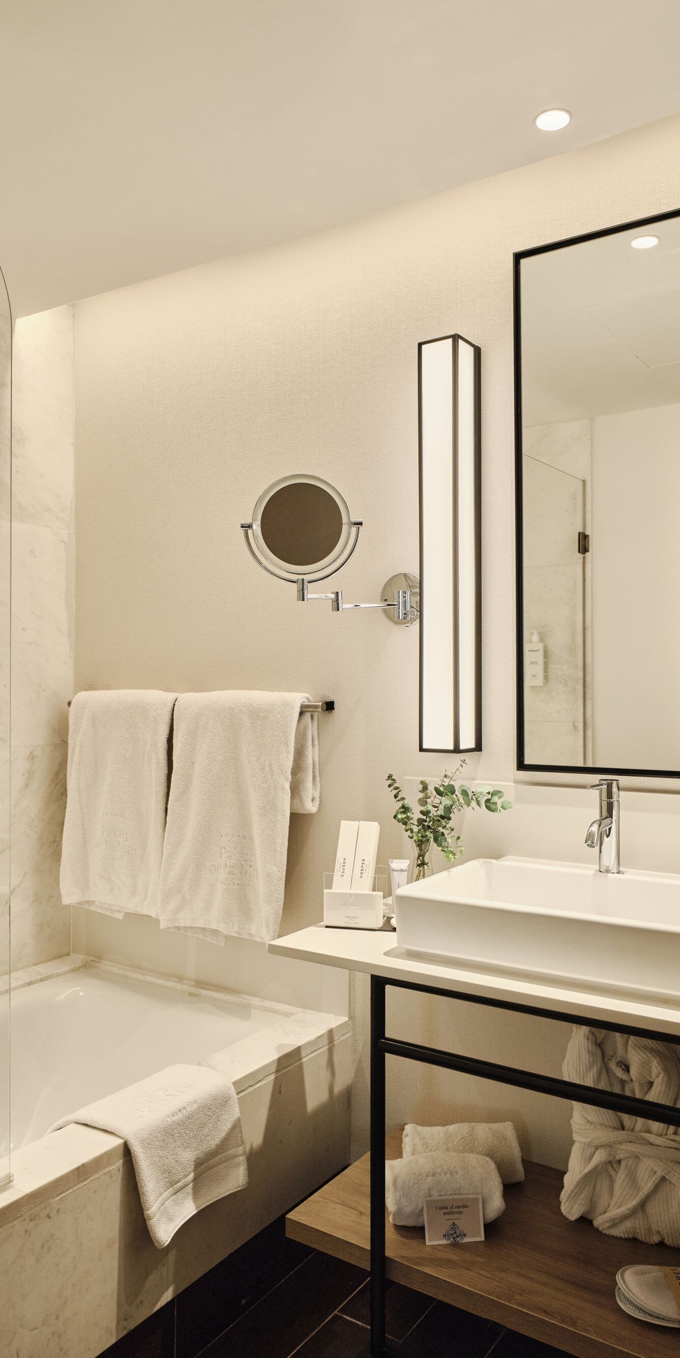 Baño moderno con bañera y tocador