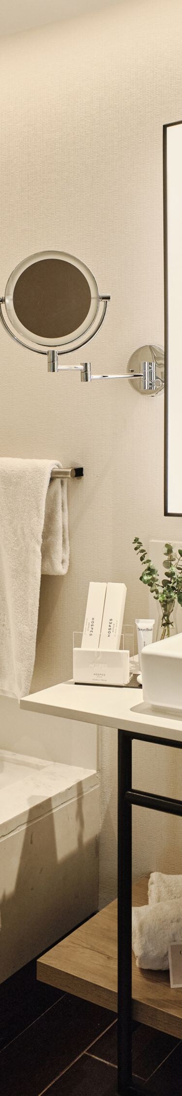 Baño moderno con bañera y tocador
