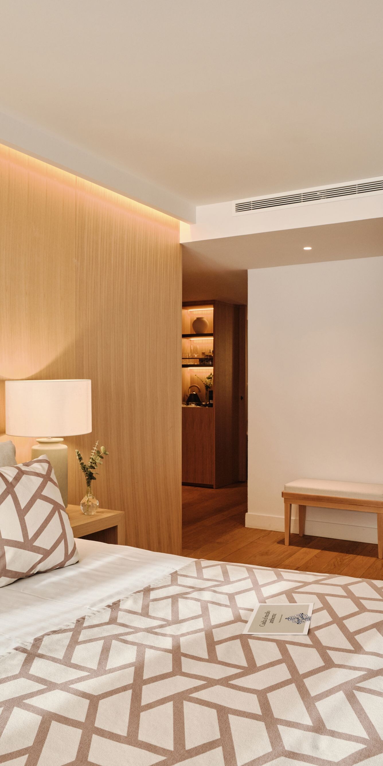 Dormitorio de la habitación Deluxe con cama y escritorio