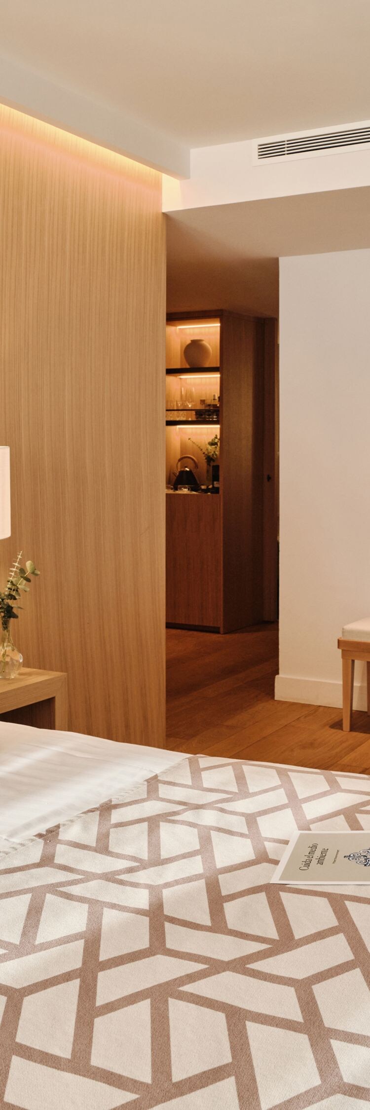 Dormitorio de la habitación Deluxe con cama y escritorio