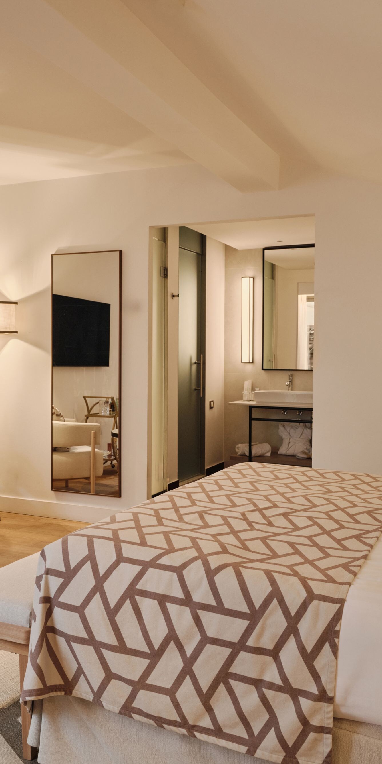 Dormitorio con cama, televisor y zona de asientos
