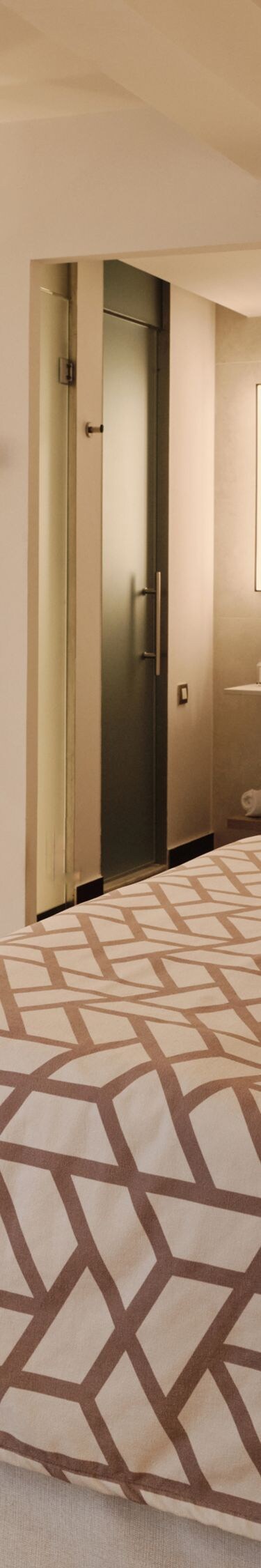 Dormitorio con cama, televisor y zona de asientos
