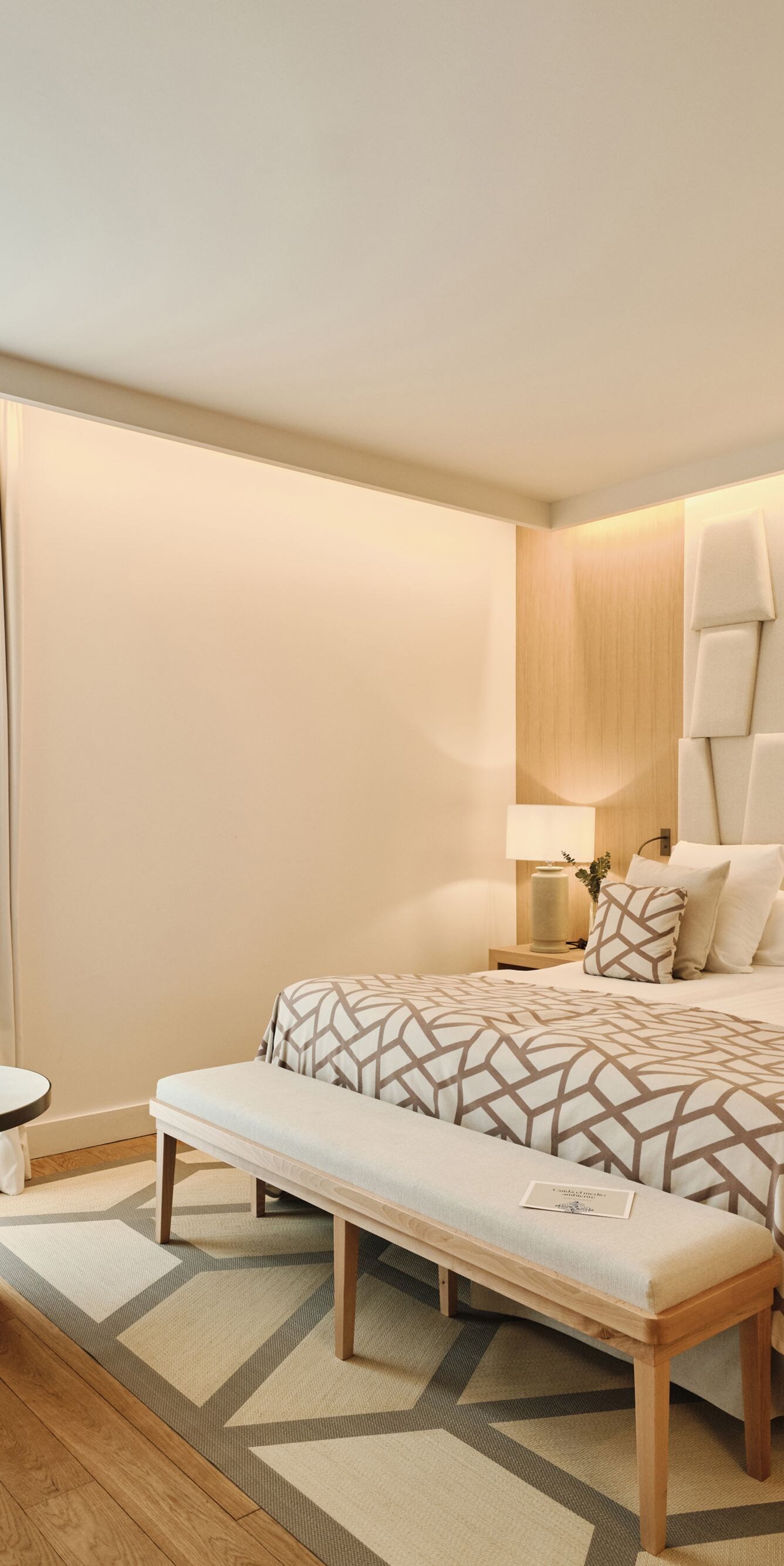 Habitación con cama y asientos junto a la ventana