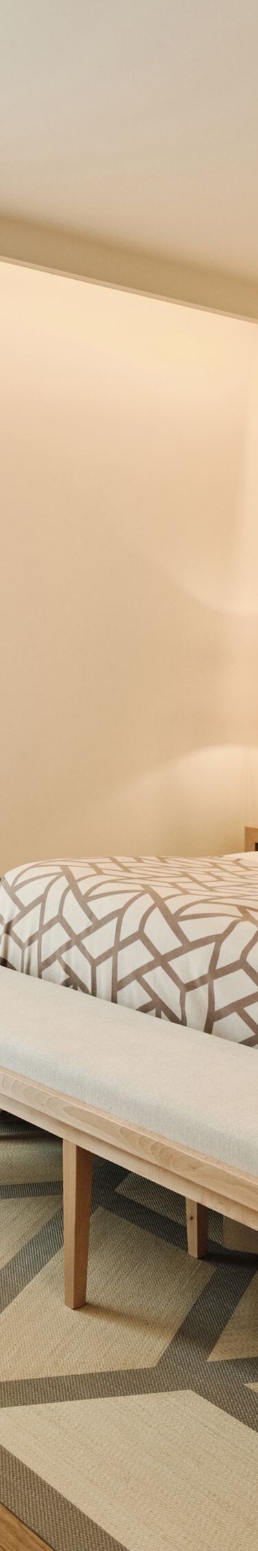 Habitación con cama y asientos junto a la ventana