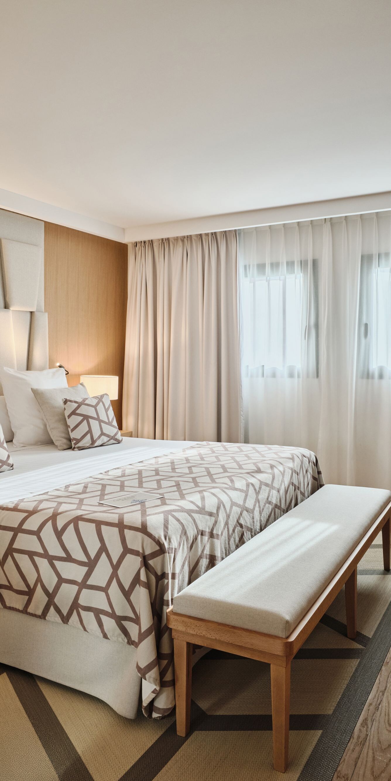 Dormitorio con cama y televisor