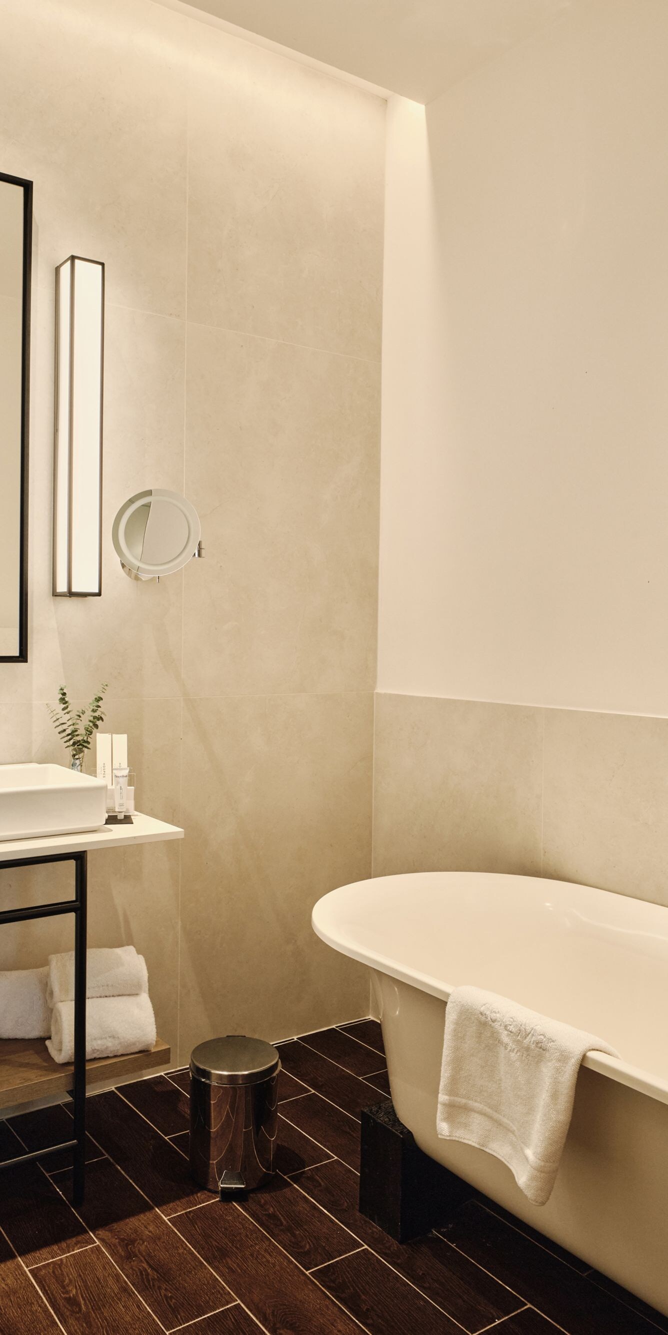 Baño moderno con bañera y tocador