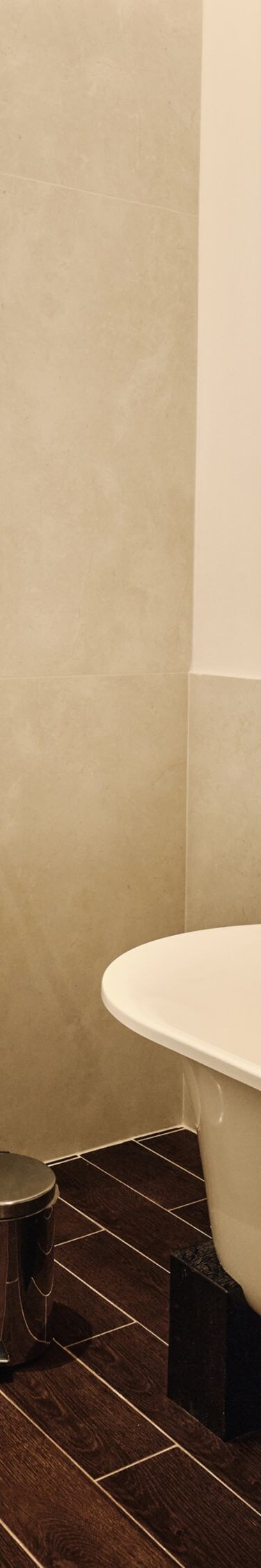 Baño moderno con bañera y tocador