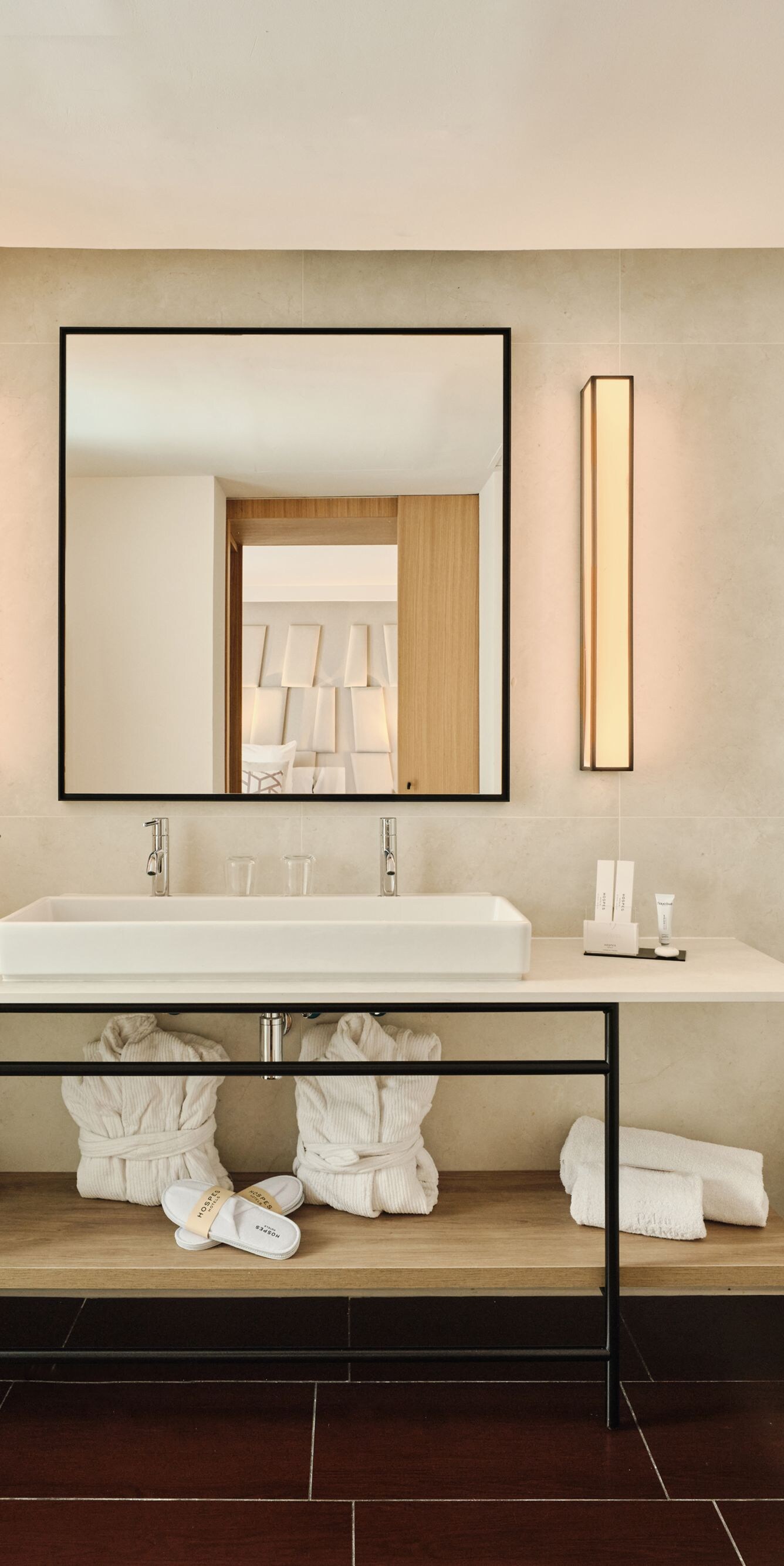 Baño moderno con tocador y bañera