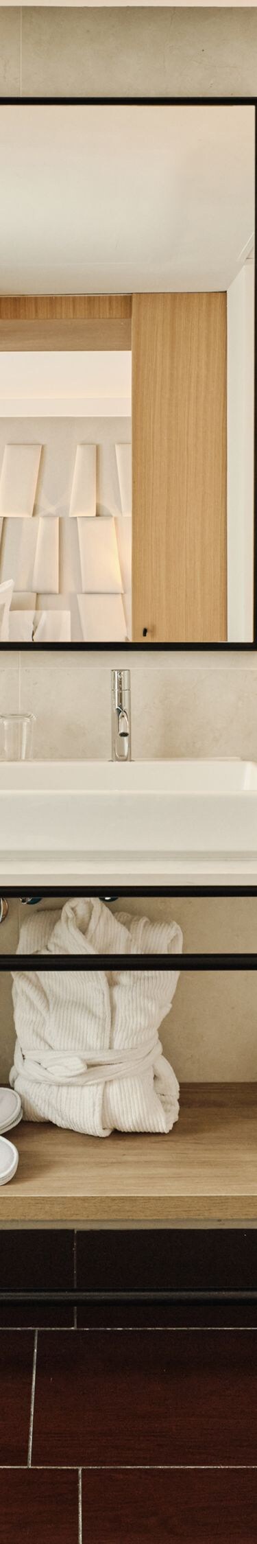 Baño moderno con tocador y bañera