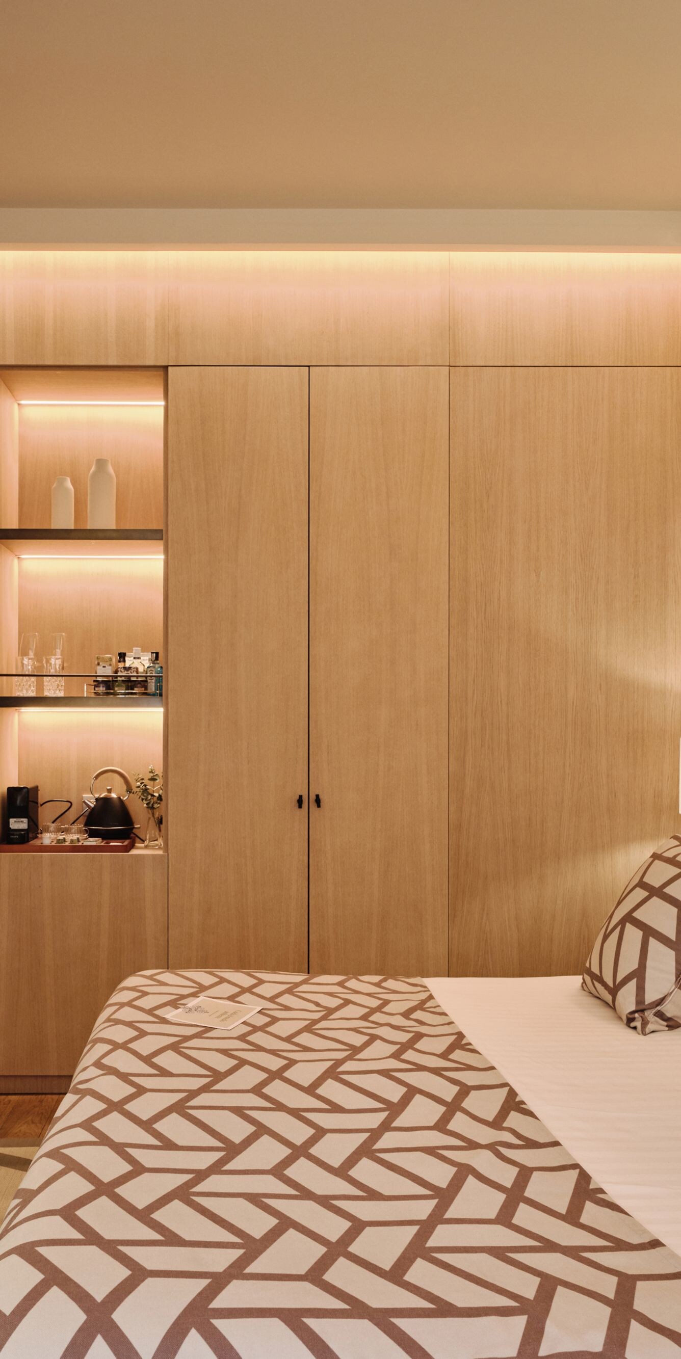 Dormitorio de la habitación Dreamers con cama y detalles de madera