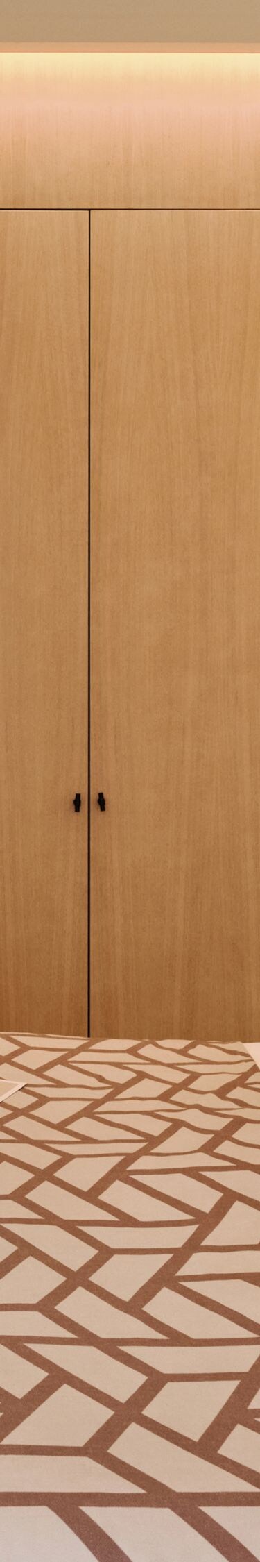 Dormitorio de la habitación Dreamers con cama y detalles de madera