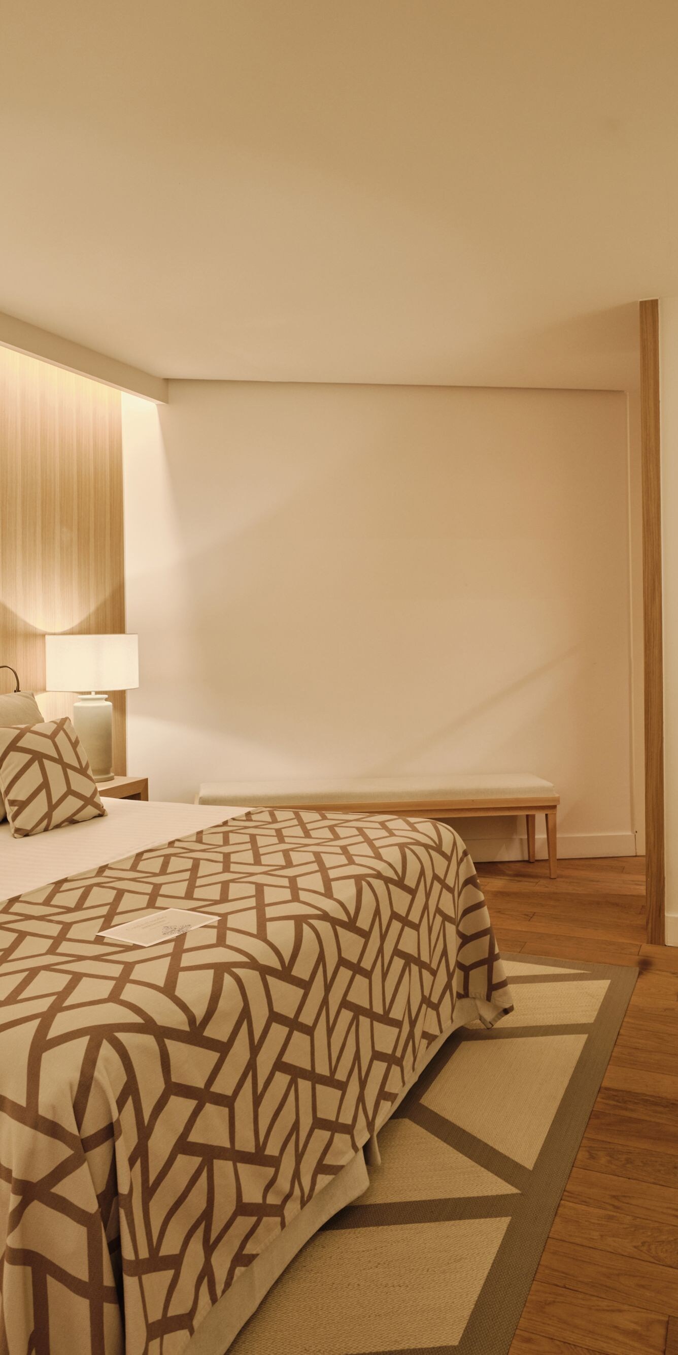 Habitación con cama y zona de asientos