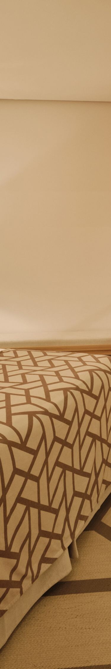 Habitación con cama y zona de asientos