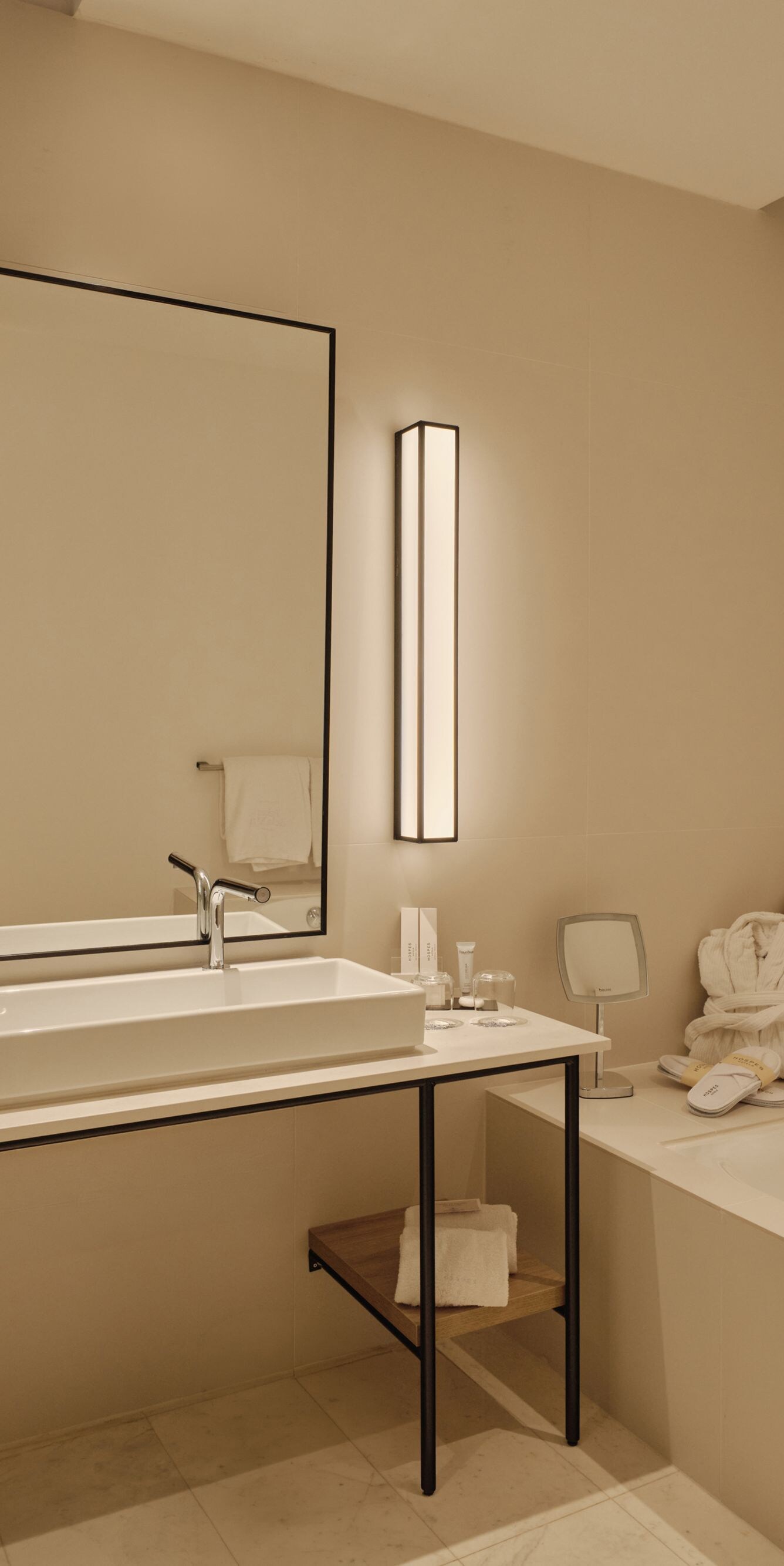Baño con tocador y bañera