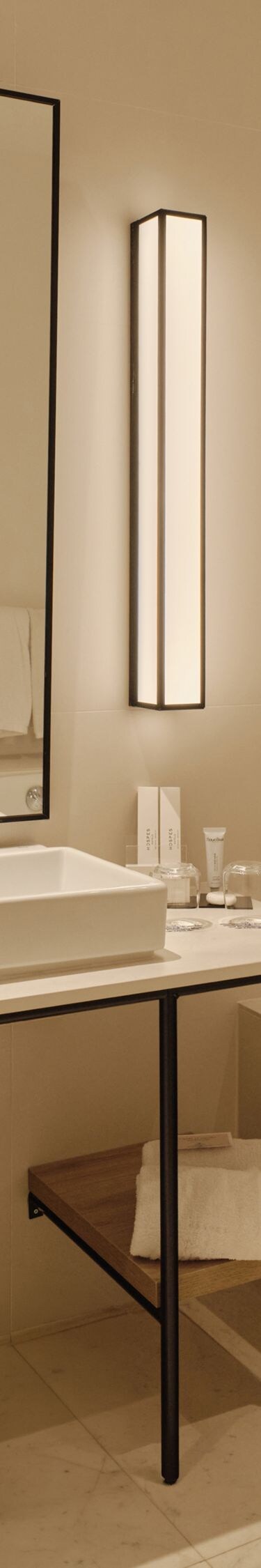 Baño con tocador y bañera