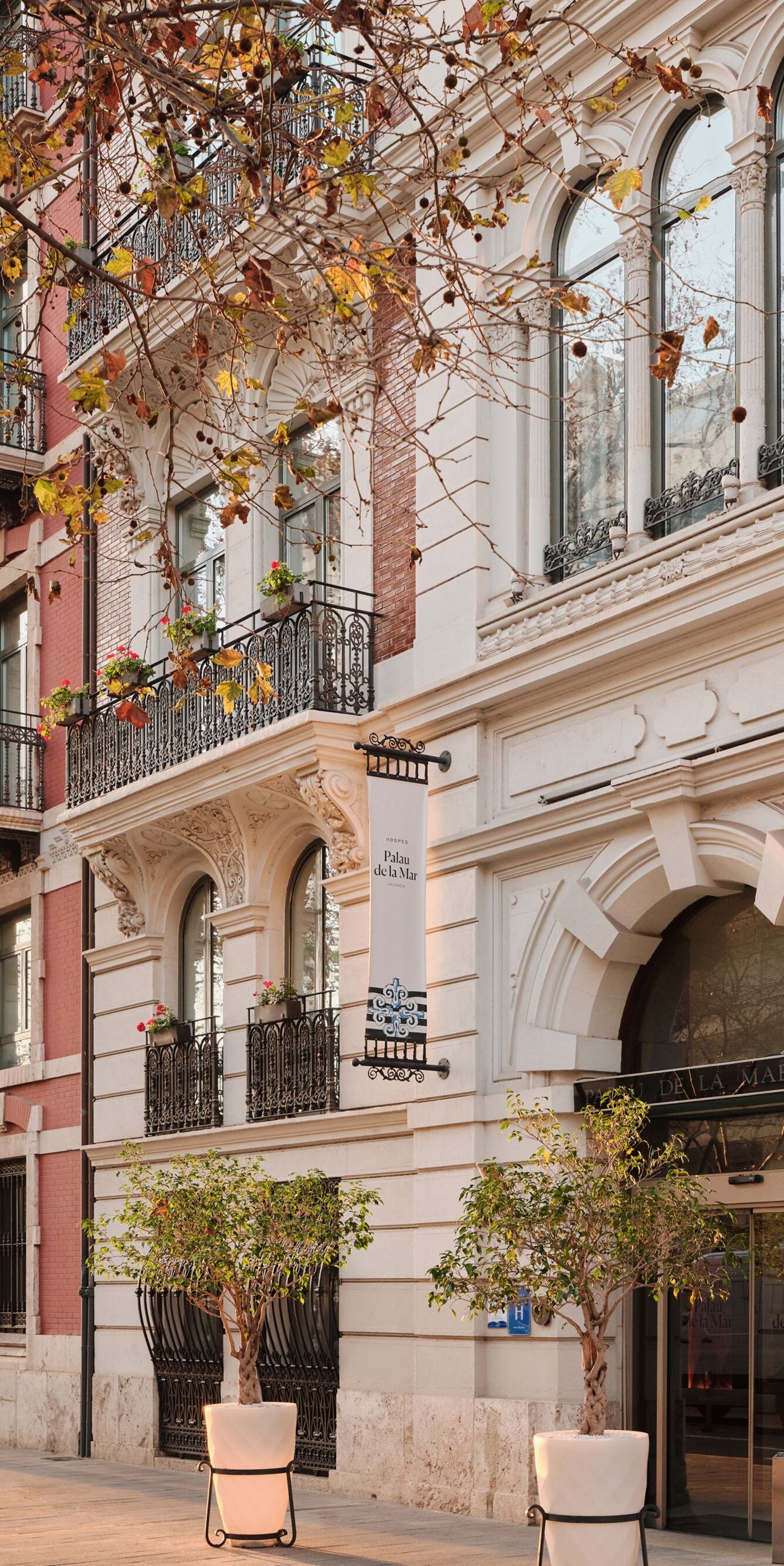 Fachada histórica del hotel en una calle de la ciudad