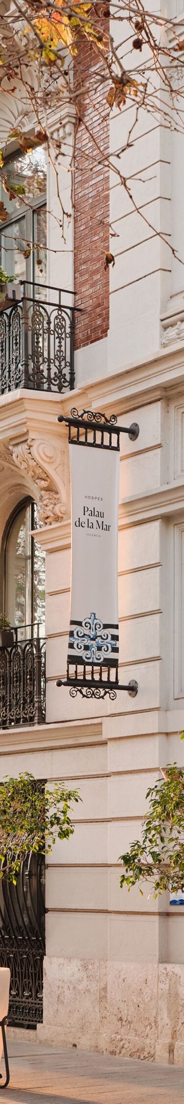 Fachada histórica del hotel en una calle de la ciudad
