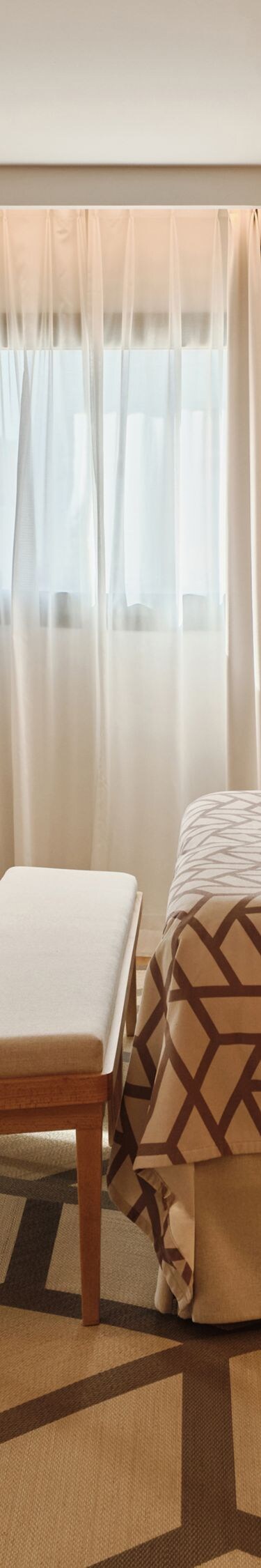 cama, televisor, escritorio, sofá, mesita pequeña