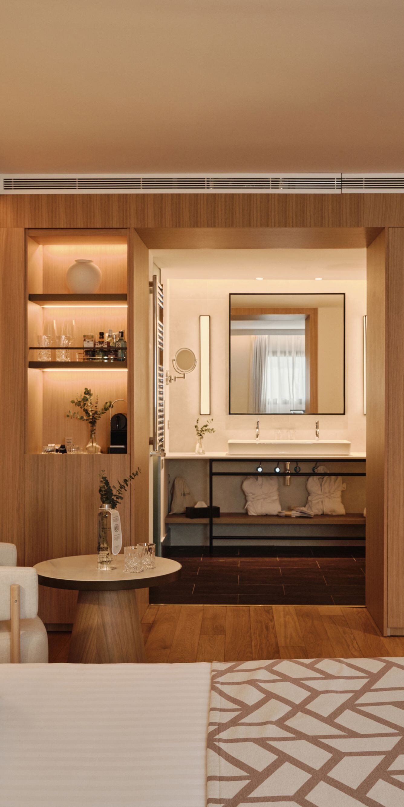 Dormitorio de la suite Junior con armario y zona de asientos