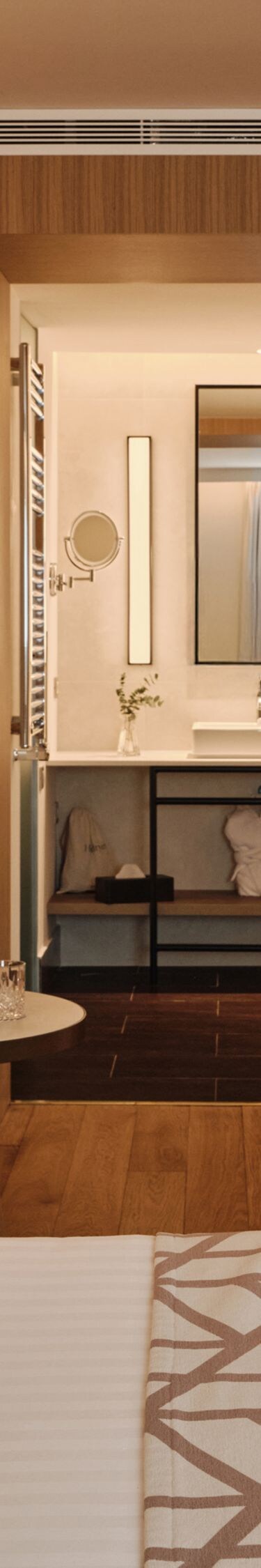 Dormitorio de la suite Junior con armario y zona de asientos