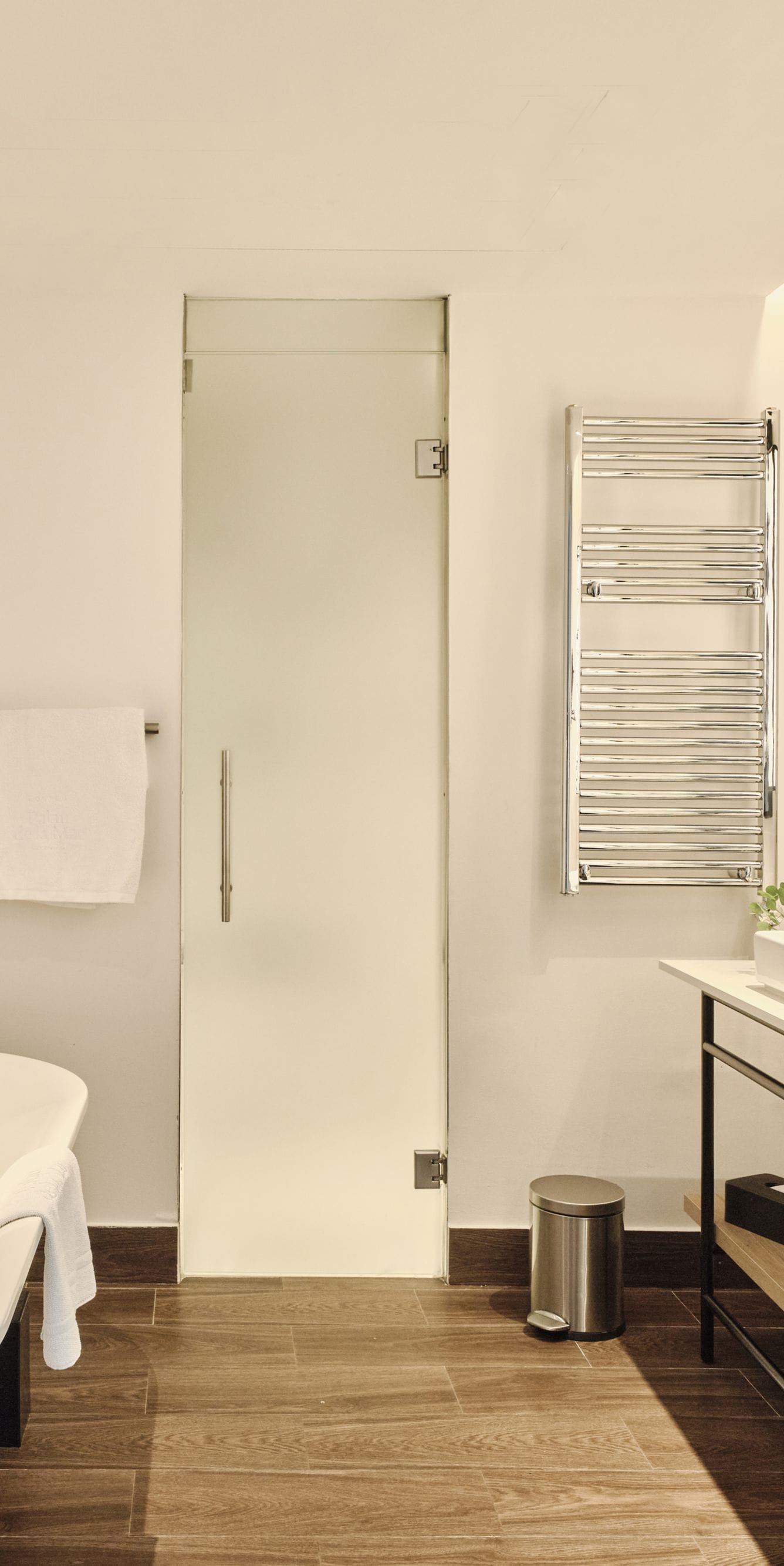 Baño de la suite Junior con bañera y tocador